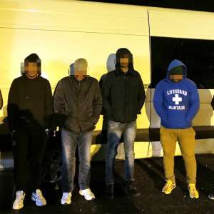 Cinci cetăţeni din India, depistați ascunşi într-o autoutilitară la P.T.F. Nădlac II