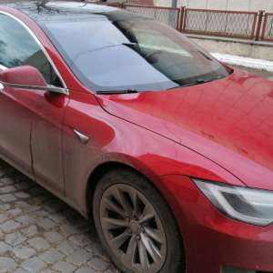 Autoturism Tesla căutat de autorităţile din Norvegia, descoperit în Iaşi