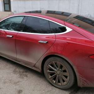 Autoturism Tesla căutat de autorităţile din Norvegia, descoperit în Iaşi