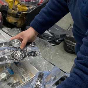 Ceasuri, articole textile, de încălţăminte și marochinărie, susceptibile a fi contrafăcute, confiscate de poliţiştii de frontieră giurgiuveni