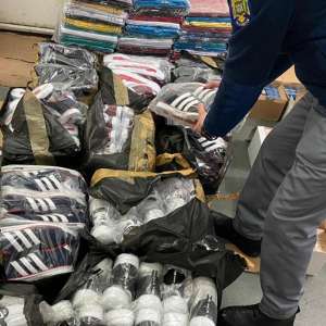 Ceasuri, articole textile, de încălţăminte și marochinărie, susceptibile a fi contrafăcute, confiscate de poliţiştii de frontieră giurgiuveni