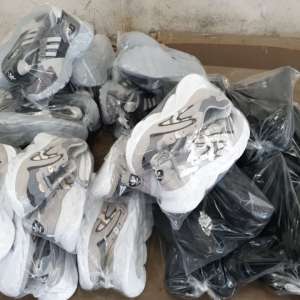 Bunuri susceptibile a fi contrafăcute în valoare de aproximativ 200.000 lei, descoperite de poliţiştii de frontieră la P.T.F. Negru Vodă