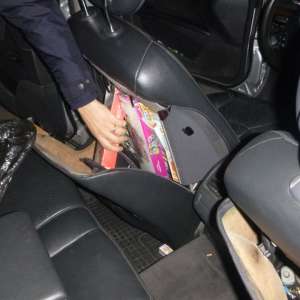 Peste 16 kg tutun pentru narghilea, descoperite ascunse într-un autoturism la PTF Oancea