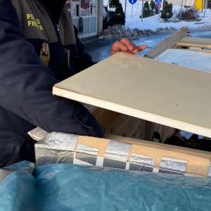 Ţigări ascunse într-un spațiu confecționat artizanal într-o remorcă, descoperite de poliţiştii de frontieră în P.T.F. Giurgiu