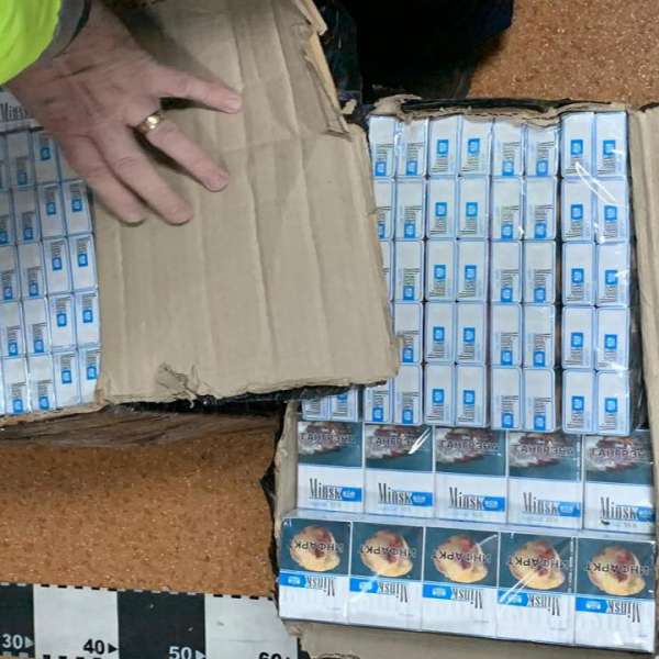 Țigări de contrabandă, transportate cu dronele