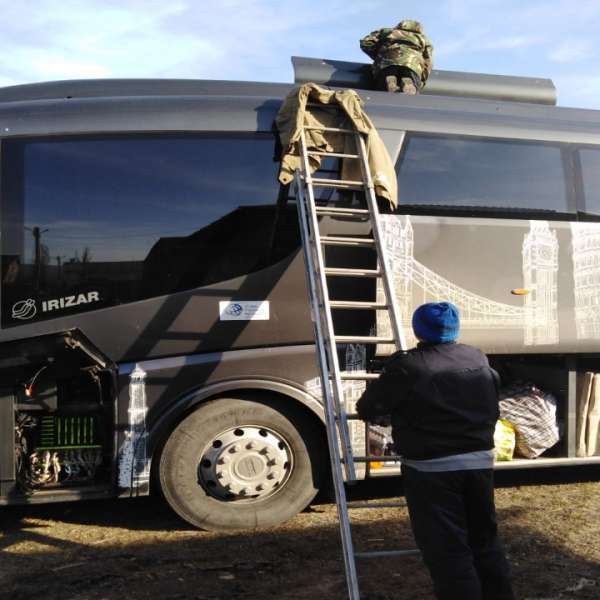 Autocar căptuşit cu ţigări de contrabandă, oprit la frontiera de est