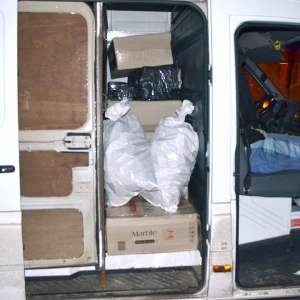 Peste 8.000 de pachete cu țigări de contrabandă, descoperite de polițiștii de frontieră