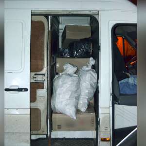 Peste 8.000 de pachete cu țigări de contrabandă, descoperite de polițiștii de frontieră