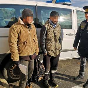 Șase cetățeni din Afganistan, călăuziți de un sârb, opriți la frontiera cu Ungaria