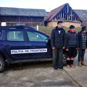 Șase cetățeni din Afganistan, călăuziți de un sârb, opriți la frontiera cu Ungaria