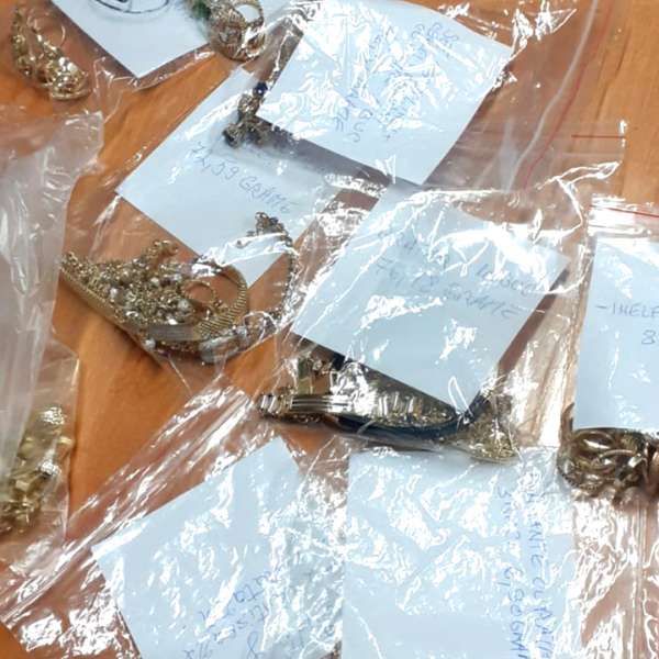 Jumătate de kilogram de bijuterii, descoperite în bagajele unei femei