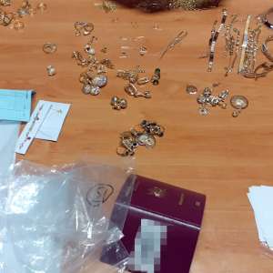 Jumătate de kilogram de bijuterii, descoperite în bagajele unei femei