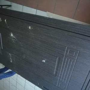 Ţigări de contrabandă, ascunse în uşi metalice