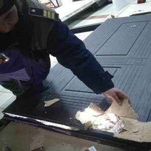 Ţigări de contrabandă, ascunse în uşi metalice