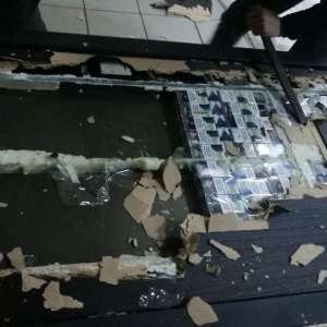 Ţigări de contrabandă, ascunse în uşi metalice
