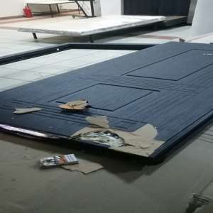 Ţigări de contrabandă, ascunse în uşi metalice