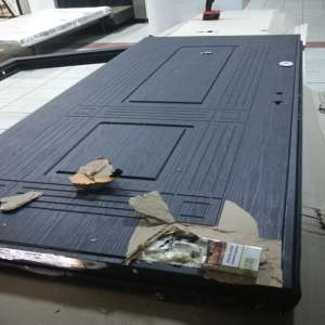 Ţigări de contrabandă, ascunse în uşi metalice