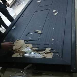 Ţigări de contrabandă, ascunse în uşi metalice