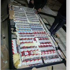 Ţigări de contrabandă, ascunse în uşi metalice