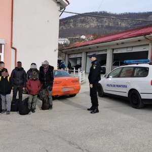 Șase sirieni și două călăuze, opriţi la frontiera de sud-vest