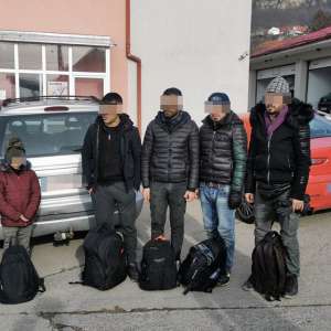 Șase sirieni și două călăuze, opriţi la frontiera de sud-vest