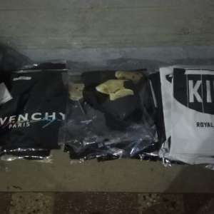 Bunuri susceptibile a fi contrafăcute în valoare de aproximativ 80.000 lei, descoperite de poliţiştii de frontieră