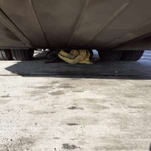 Doi cetăţeni din Egipt, depistați ascunşi sub un autocar la P.T.F. Nădlac II