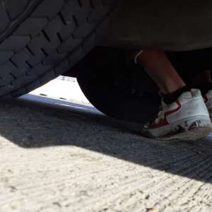 Doi cetăţeni din Egipt, depistați ascunşi sub un autocar la P.T.F. Nădlac II