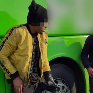 Doi cetăţeni din Egipt, depistați ascunşi sub un autocar la P.T.F. Nădlac II