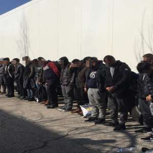 Cincisprezece cetăţeni din Siria, Irak şi Afganistan, ascunși într-o remorcă frigorifică, depistaţi la Calafat