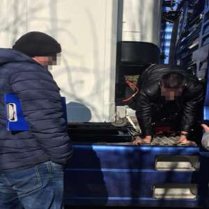 Cincisprezece cetăţeni din Siria, Irak şi Afganistan, ascunși într-o remorcă frigorifică, depistaţi la Calafat