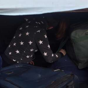 Mame care au încercat să iasă ilegal cu minorii din ţară, depistate în P.T.F. Nădlac II