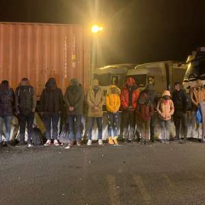 Şaisprezece cetăţeni din Siria, Irak, Turcia şi Egipt, ascunşi într-un camion cu piese auto, depistați la P.T.F. Nădlac II