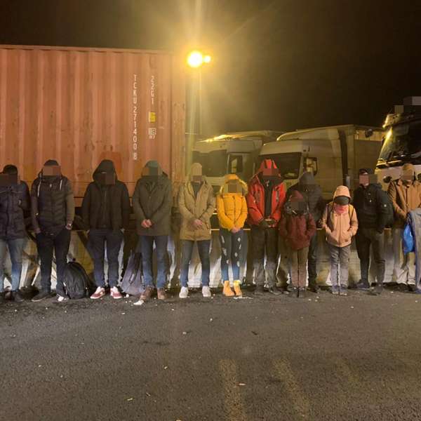 Şaisprezece cetăţeni din Siria, Irak, Turcia şi Egipt, ascunşi într-un camion cu piese auto, depistați la P.T.F. Nădlac II