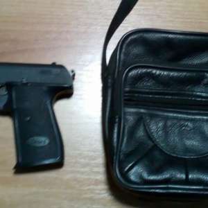 Armă neletală şi ţigarete de contrabandă, descoperite la P.T.F. Oancea