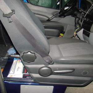 Aproximativ 1.000 de pachete cu țigări ascunse într-un microbuz,  descoperite în P.T.F. Siret