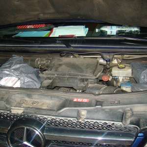 Aproximativ 1.000 de pachete cu țigări ascunse într-un microbuz,  descoperite în P.T.F. Siret