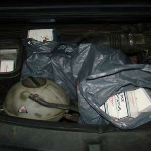 Aproximativ 1.000 de pachete cu țigări ascunse într-un microbuz,  descoperite în P.T.F. Siret