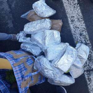 Aproximativ 20 kg de tutun, descoperite ascunse într-un microbuz