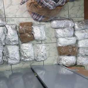 Aproximativ 20 kg de tutun, descoperite ascunse într-un microbuz