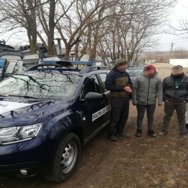 Trei  cetăţeni turci şi o călăuză, opriţi la frontieră, după ce au încercat să intre ilegal în România