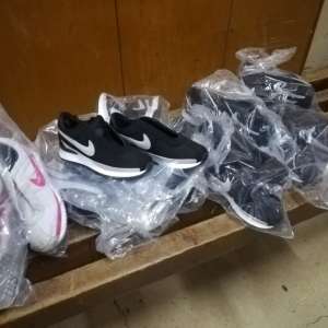 Încălțăminte susceptibilă a fi contrafăcută, în valoare de aproximativ 9.000 lei, descoperită de poliţiştii de frontieră de la P.T.F. Vama Veche