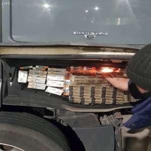 Ţigări ascunse în cabina unui camion, descoperite de poliţiştii de frontieră în P.T.F. Giurgiu