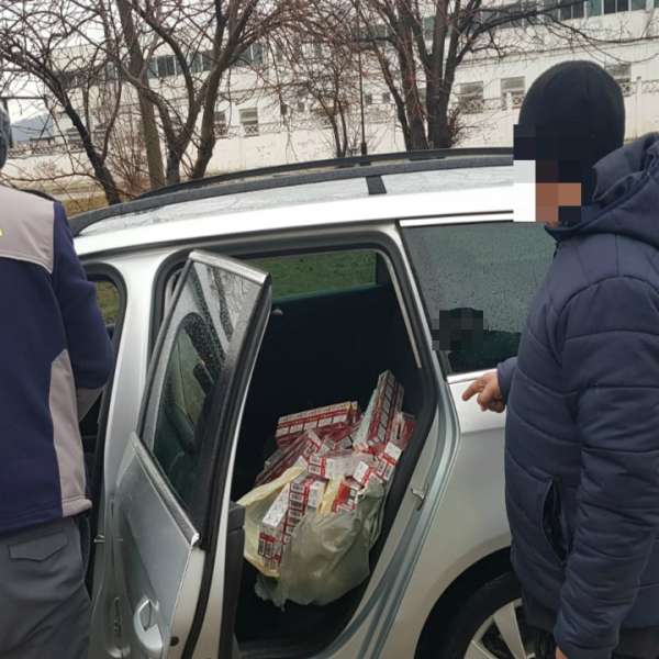 9.800 ţigarete de contrabandă, descoperite într-un autovehicul condus de un cetățean român