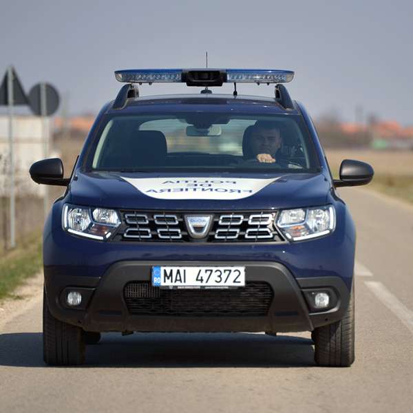 Cetăţeni români fără permise de conducere, depistați într-un autoturism neînmatriculat