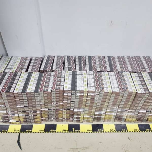 Ţigări de contrabandă în valoare de 38.000 de lei descoperite într-o locuinţă de pe malul Prutului