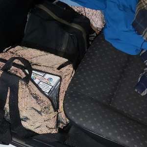 Auto încărcat cu ţigări de contrabandă, interceptat la Dorohoi