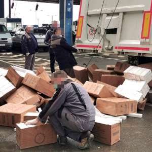 Peste 35.000 de pachete cu ţigări de contrabandă, descoperite ascunse într-un automarfar la P.T.F. Nădlac II