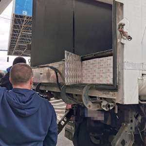 Peste 35.000 de pachete cu ţigări de contrabandă, descoperite ascunse într-un automarfar la P.T.F. Nădlac II