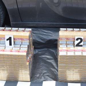 Țigări de contrabandă și o armă neletală,  descoperite de polițiștii de frontieră tulceni